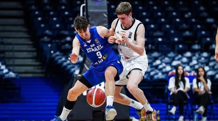 אלון רחלין מנסה להגיע לכדור