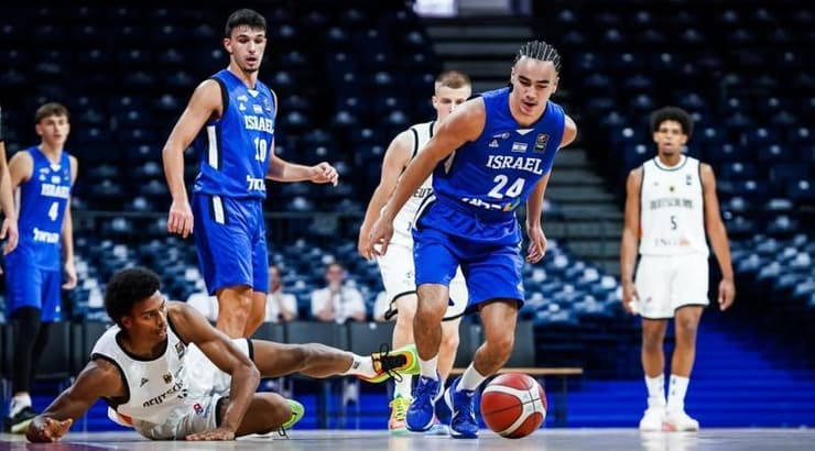 ארי אמיאל מנסה להגיע לכדור