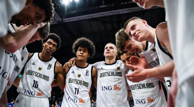 שחקני נבחרת גרמניה U18 חוגגים בסיום