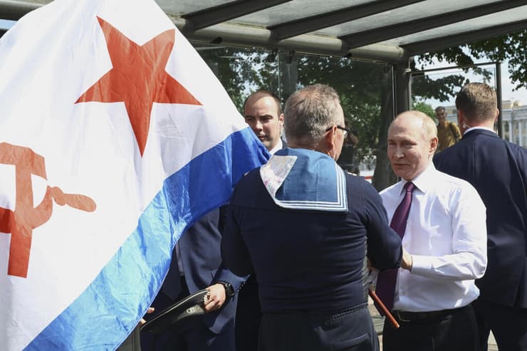 נשיא רוסיה ולדימיר פוטין מגיע על סירת פטרול ל חגיגות חיל הים הרוסי סנט פטרסבורג דגל חיל הים הסובייטי