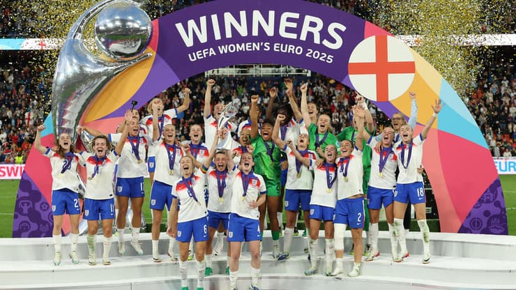 אנגליה חוגגת