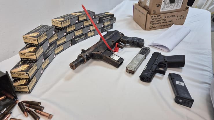 אמצעי הלחימה שנתפסו (צילום: אלעד גרשגורן) המשטרה עצרה שבעה חשודים שעסקו בסחר באמל"ח צבאי ביו"ש