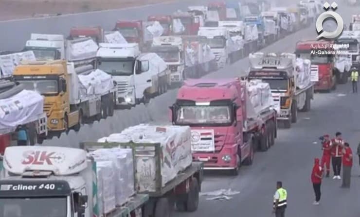 משאיות מכניסות סיוע הומניטרי ממצרים