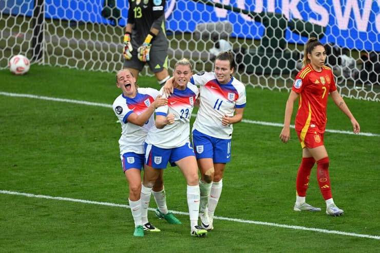 רוסו חוגגת עם החברות