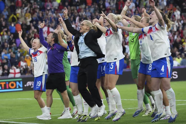 אנגליה חוגגת