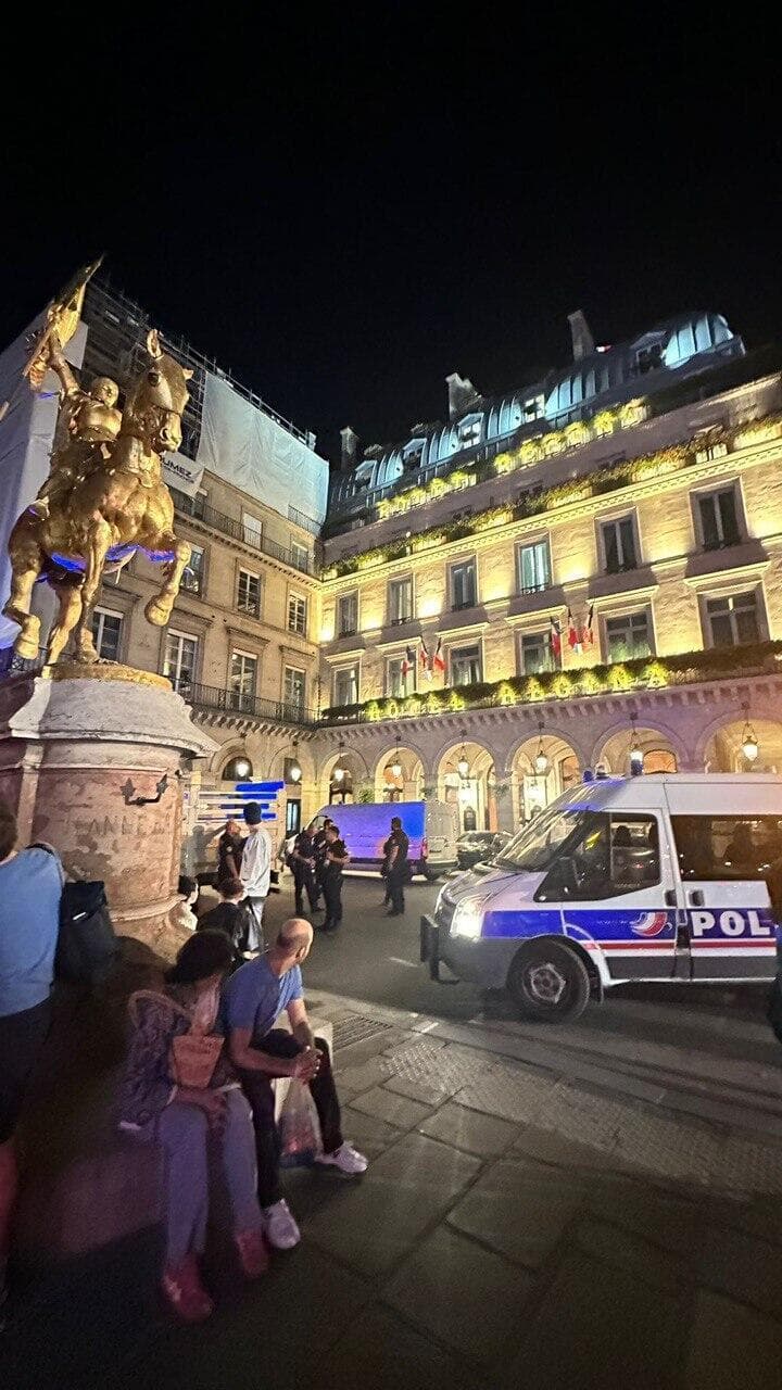 כוחות משטרת צרפת במלון רגינה אחרי הקרנת מסר אנטי-ישראלי בידי ארגון אמנסטי