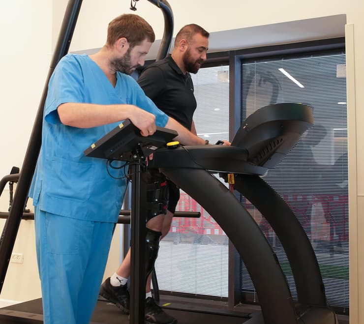 רס"ן ווהבה אבו עואד שעובר שיקום במרכז רפואי צפון (פוריה)