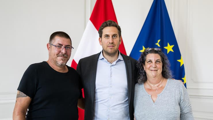  השר האוסטרי, אלכסנדר פרול, מתנצל בפני ניסן דה-קלו ואשתו לאחר התקרית 