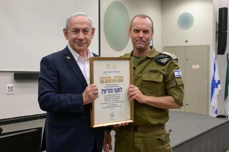 ראש הממשלה נתניהו בביקור בבסיס של אגף המודיעין