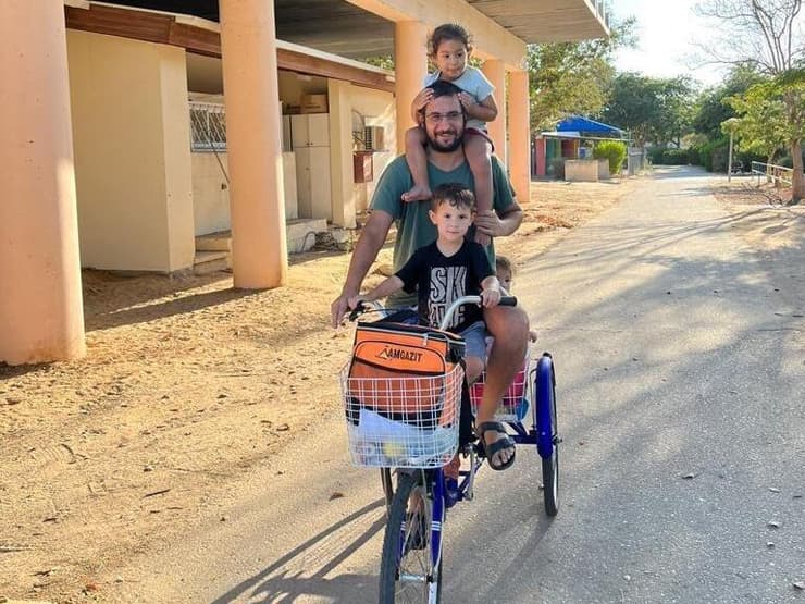 עדו חוברה ז"ל עם ילדיו בקיבוץ סופה. "הרגשתי שמשהו לא בסדר" עדו חוברה ז"ל