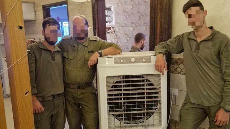 מותשים מהחום. לוחמים בחזית אחרי שקיבלו מזגן במסגרת הפרויקט (צילום: באדיבות "עזר לחייל") מותשים מהחום. לוחמים בחזית אחרי שקיבלו מזגן במסגרת הפרויקט