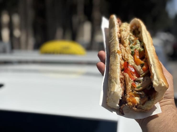 חצי אחד מספיק. בגט חביתת ירק במדיצ'י (צילום: קובי רובין) בגט חביתת ירק במדיצ'י