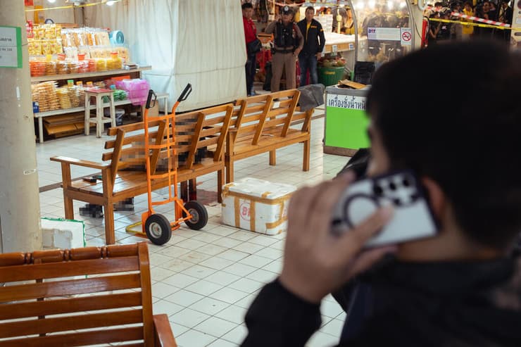 היורה שם קץ לחייו על ספסל בשוק ( צילום: Mailee Osten-Tan/Getty Images) אירוע ירי בנגקוק תאילנד