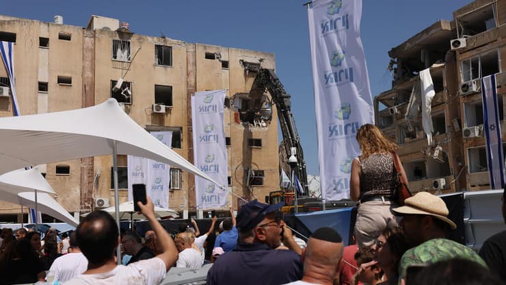 הריסת הבניינים שנפגעו במהלך מבצע 'עם כלביא' בחולון