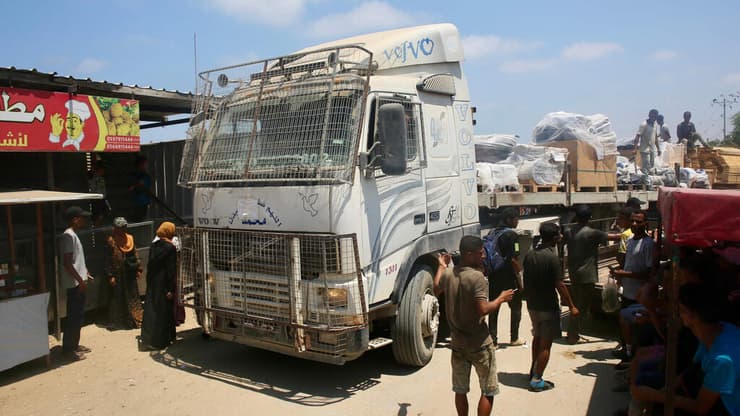 סיוע הומניטרי נכנס לעזה מגבול מצרים