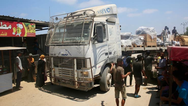 סיוע הומניטרי נכנס לעזה מגבול מצרים