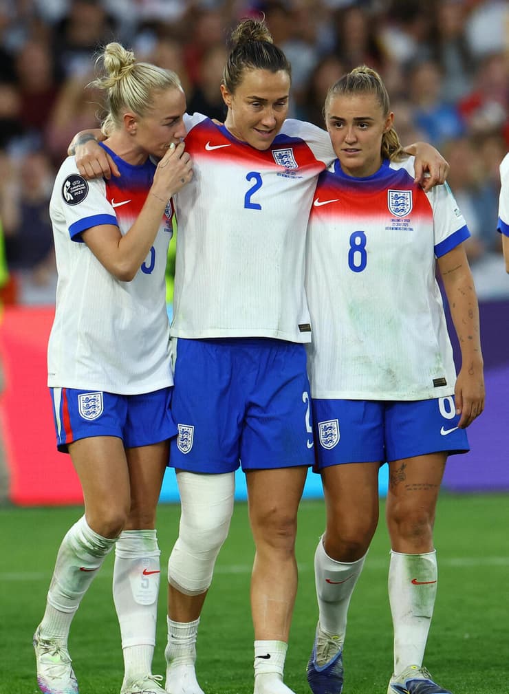 ברונז עם הרגל החבושה, נעזרת באלכס גרינווד וג'ורג'יה סטנווי