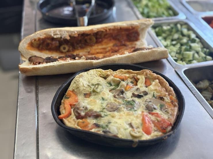 הבטטה היא תוספת חובה. בגט חביתת ירק במדיצ'י (צילום: קובי רובין) בגט חביתת ירק במדיצ'י