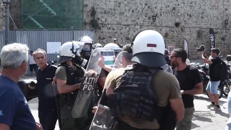 הפגנה פרו-פלסטינית ביוון בזמן הגעה של ספינה עם תיירים ישראלים