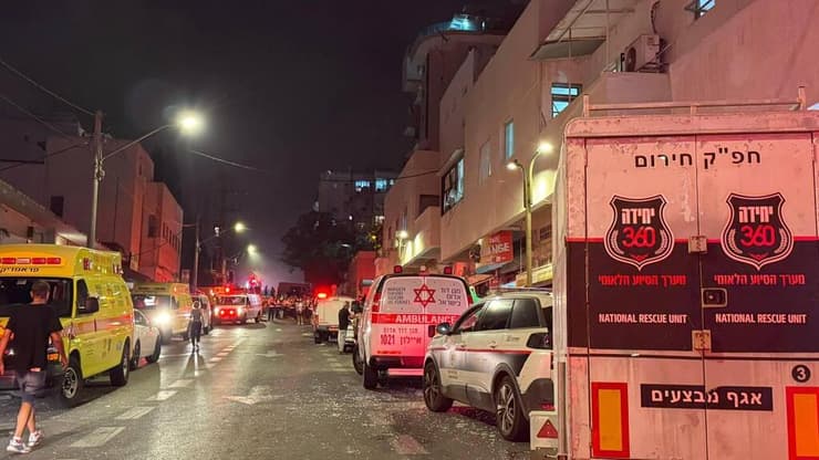 צילום: דוברות זק"א תיעוד מחילוץ הקשיש מביתו שנפגע מהטיל האיראני ברחובות