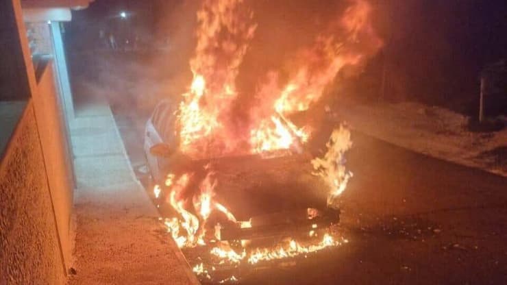 רכב שהוצת על ידי מתנחלים בא-טייבה