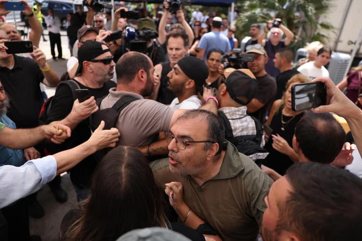 מהומה בטקס הריסת הבניינים בחולון