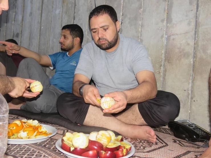 מחבלי חמאס במנהרות. "הרעב רק על המסכים. תעמולה" מחבלי חמאס בארוחות גדולות במנהרות