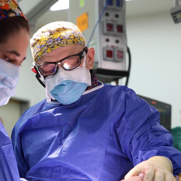 פרופ' מארק אידלמן בחדר הניתוח. ארכיון (צילום: הקריה הרפואית רמב"ם) פרופ' מארק אידלמן