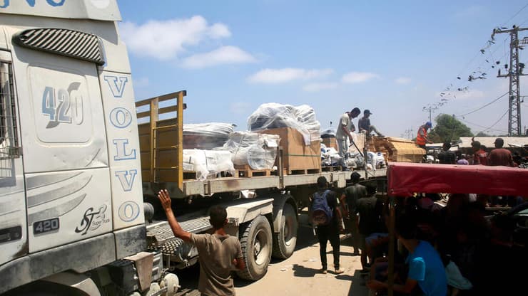 סיוע הומניטרי נכנס לעזה מגבול מצרים