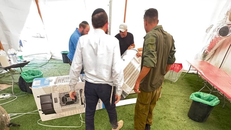 גם בתוך האוהל. מתנדבי הפרויקט מספקים מאווררים ניידים לחיילים בשטח (צילום: באדיבות "עזר לחייל") גם בתוך האוהל. מתנדבי הפרויקט מספקים מאווררים ניידים לחיילים בשטח