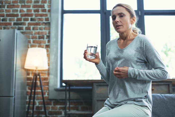 אישה גיל המעבר גלי חום גל חום הזעות