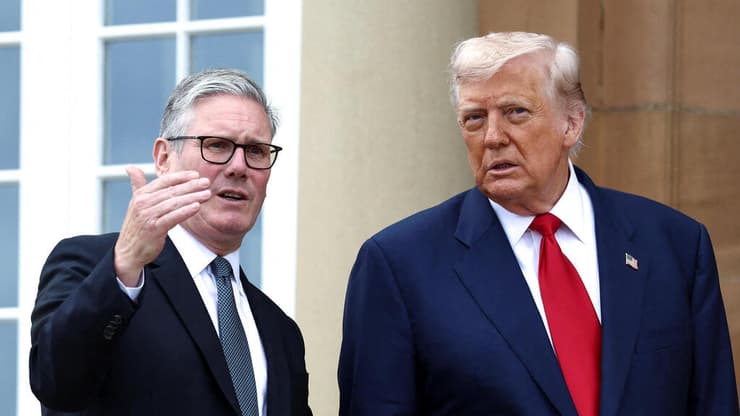 נשיא ארה"ב דונלד טראמפ עם ראש ממשלת בריטניה קיר סטארמר ב סקוטלנד