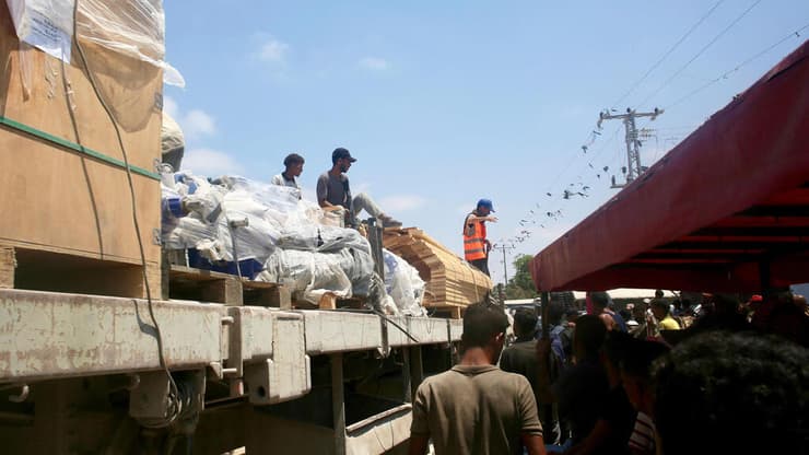 סיוע הומניטרי נכנס לעזה מגבול מצרים