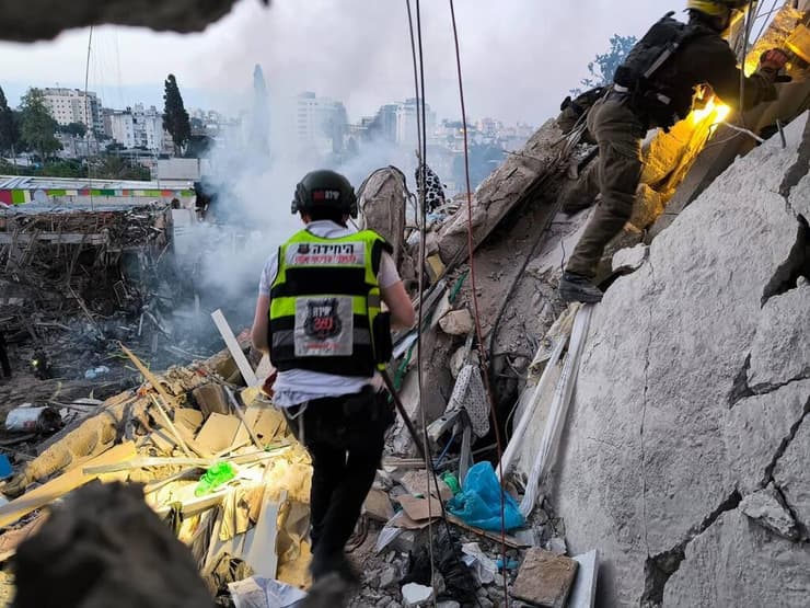 תיעוד מחילוץ הקשיש ברחובות (צילום: דוברות זק"א) תיעוד מחילוץ הקשיש מביתו שנפגע מהטיל האיראני ברחובות