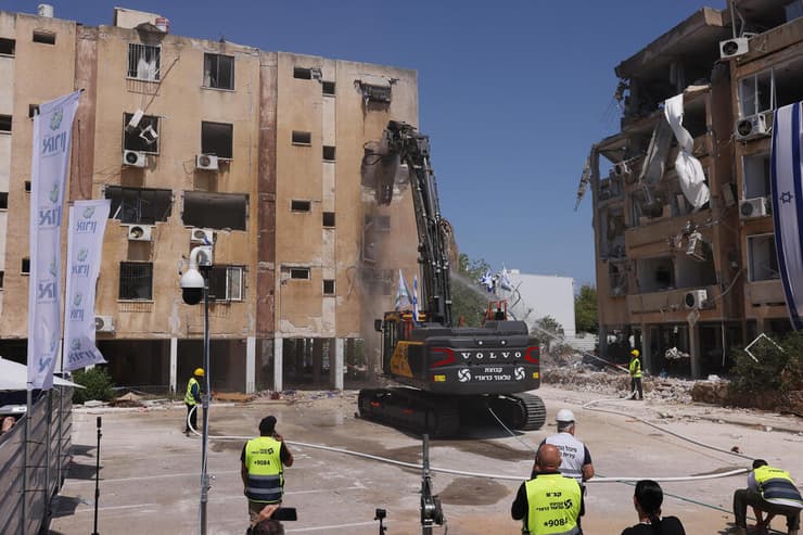 הריסת הבניינים שנפגעו במהלך מבצע 'עם כלביא' בחולון