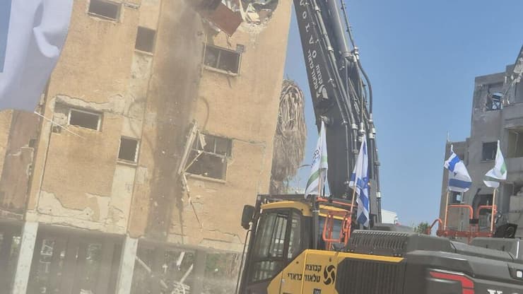 הריסת הבניינים שנפגעו במהלך מבצע 'עם כלביא' בחולון