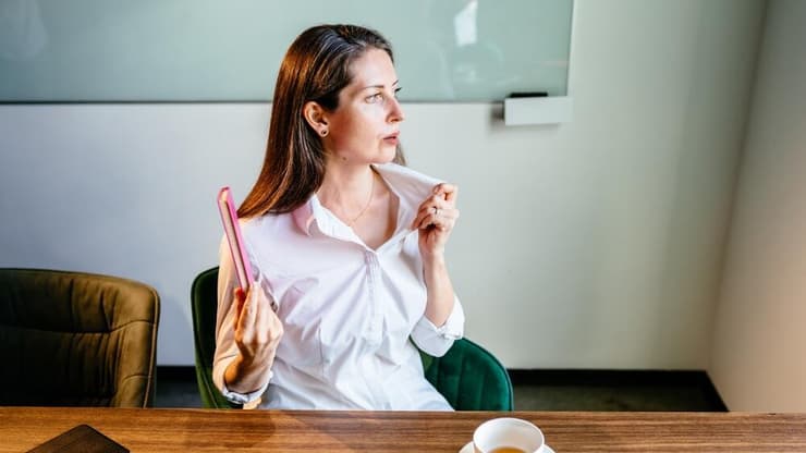 "העייפות עלולה להביא לחוסר תפקוד" (צילום: Shutterstock) אישה גיל המעבר גלי חום גל חום הזעות