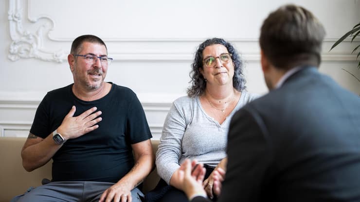  השר האוסטרי, אלכסנדר פרול, מתנצל בפני ניסן דה-קלו ואשתו לאחר התקרית 