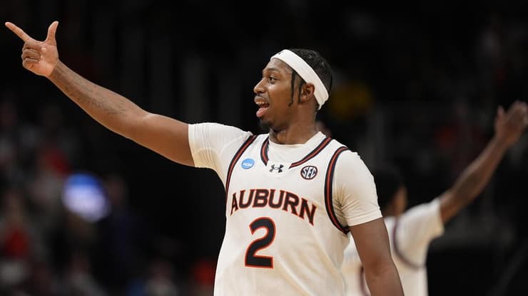 ג'ונס במדי מכללת אובורן (צילום: AP Photo/George Walker IV) דנבר ג'ונס