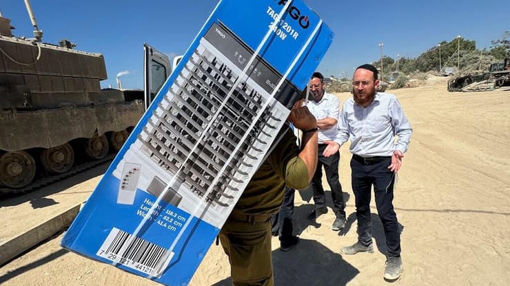 "החיילים מתרגשים שחושבים עליהם". מתנדבי הפרויקט סמוך לרצועת עזה (צילום: באדיבות "עזר לחייל") "החיילים מתרגשים שחושבים עליהם". מתנדבי הפרויקט סמוך לרצועת עזה