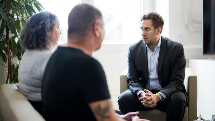  השר האוסטרי, אלכסנדר פרול, מתנצל בפני ניסן דה-קלו ואשתו לאחר התקרית 