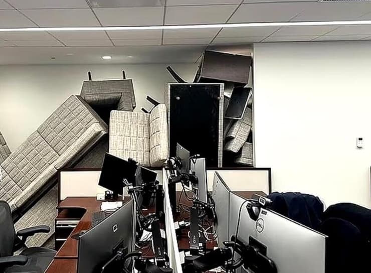 עובדים מתבצרים במשרד בגורד השחקים שבו היה הטבח ב מנהטן ניו יורק