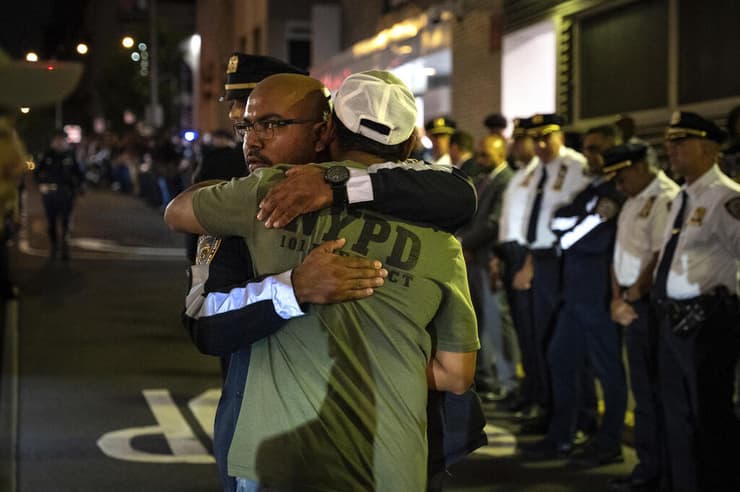 טקס לפינוי גופת השוטר דידרול איסלאם שנרצח ב ירי מנהטן ניו יורק ארה"ב 