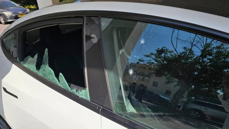 הנזק למכונית הטסלה של הרב: החשוד שלח נערים להשחיתה מכונית הרב שהושחתה על ידי נערים