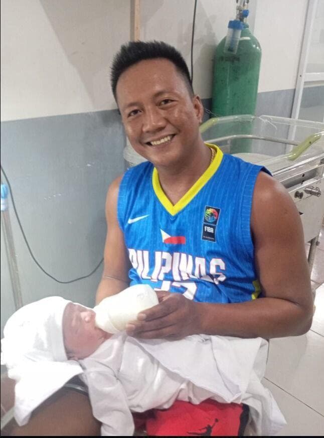 שורד השבי ג'ימי פאצ'קו לצד בתו התינוקת ישראלה שורד השבי ג'ימי גאלינור פאצ'קו בלידת ביתו