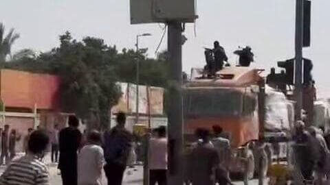 תיעוד: גניבת משאיות עם סיוע הומניטרי בדיר אל-בלח