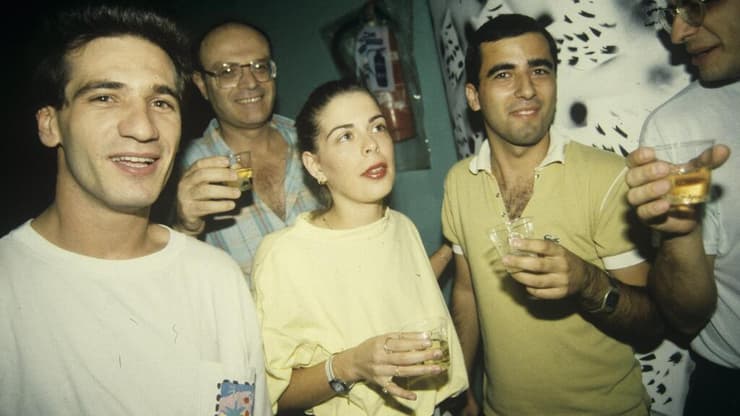 אלון אבוטבול (משמאל) בהרמת כוסית במועדון קולנוע אלנבי, 1989 (צילום: מיכאל קרמר) אלון אבוטבול