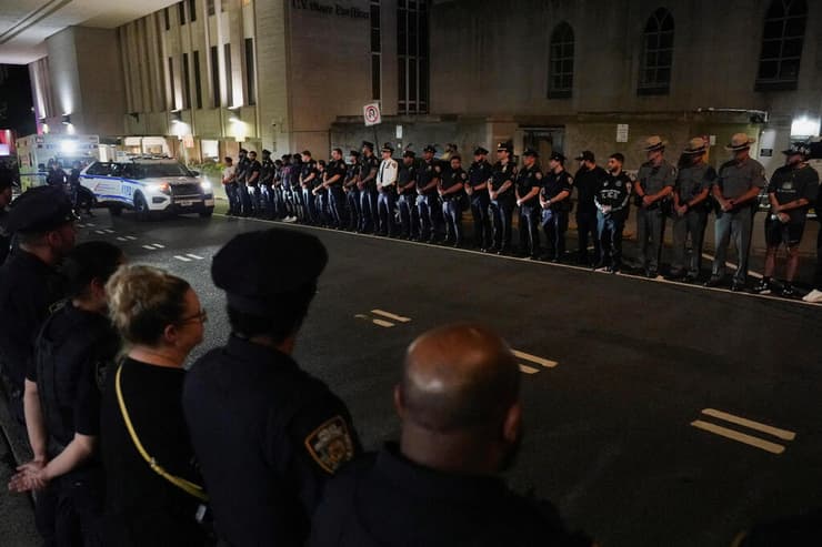 טקס לפינוי גופת השוטר דידרול איסלאם שנרצח ב ירי מנהטן ניו יורק ארה"ב 