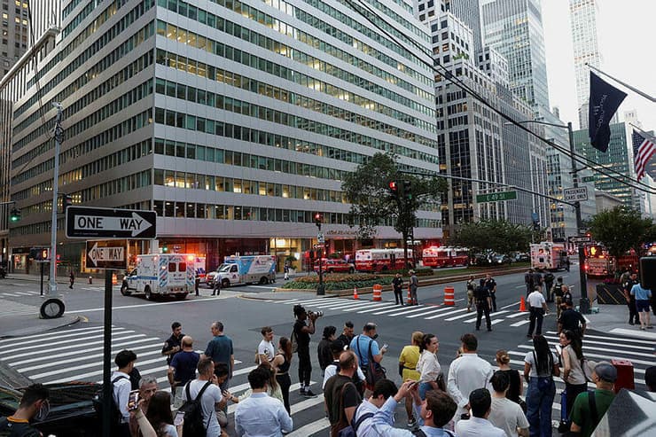 שוטר ושני בני אדם נורו למוות בלב ניו יורק, החשוד שם קץ לחייו