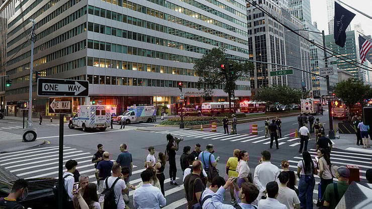 שוטר ושני בני אדם נורו למוות בלב ניו יורק, החשוד שם קץ לחייו